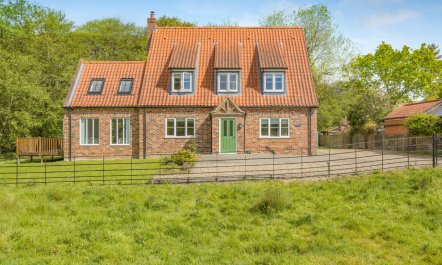 5 Bed in Hanworth Common 6