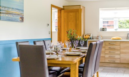 5 Bed in Hanworth Common 7