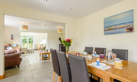 5 Bed in Hanworth Common 6