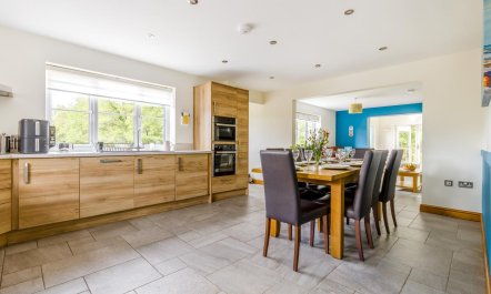 5 Bed in Hanworth Common 3