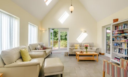 5 Bed in Hanworth Common 2