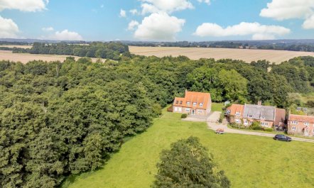 5 Bed in Hanworth Common