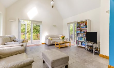 5 Bed in Hanworth Common 2