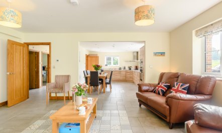 5 Bed in Hanworth Common 3