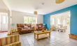 5 Bed in Hanworth Common 1
