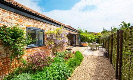 2 Bed in Rockland St. Mary 6