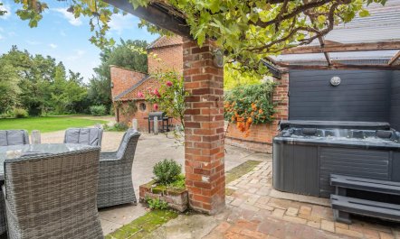 5 Bed in Bramfield 1