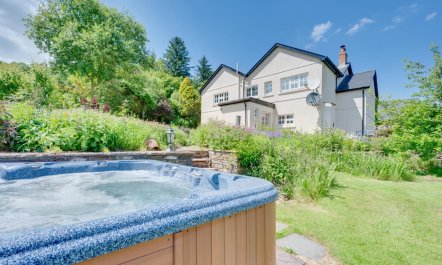 10 Bed in Brecon 1