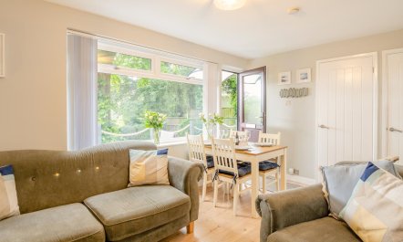 2 Bed in Weybourne 3