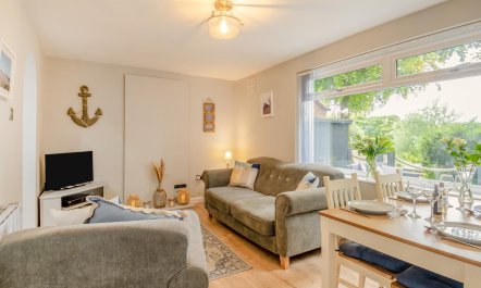 2 Bed in Weybourne 1