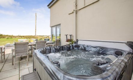 4 Bed in Cemaes Bay 1