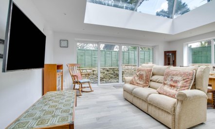 4 Bed in Harmans Cross 1