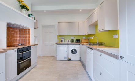 4 Bed in Harmans Cross 9