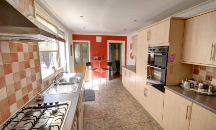 6 Bed in Scarborough 6