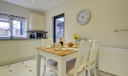 2 Bed in Beaumaris 4