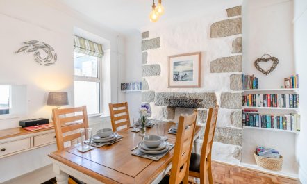 2 Bed in Porthleven 6