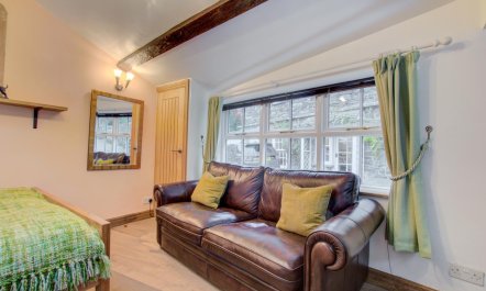 1 Bed in Clappersgate 4