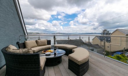4 Bed in Mumbles 0