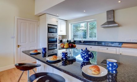 4 Bed in Helford 6