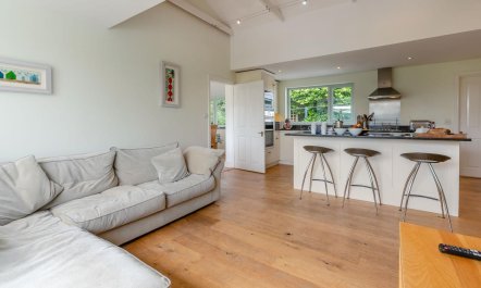 4 Bed in Helford 6