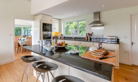 4 Bed in Helford 8