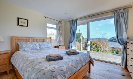 4 Bed in Helford 9
