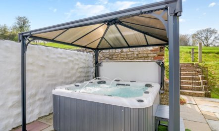 3 Bed in Llanbadoc 2