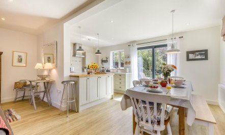 4 Bed in Salthouse 1