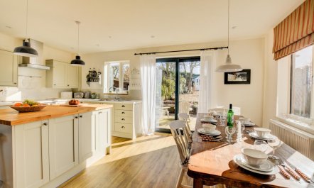 4 Bed in Salthouse 1