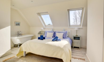 4 Bed in Salthouse 8