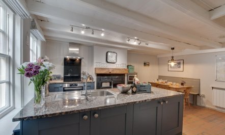 3 Bed in Robin Hoods Bay