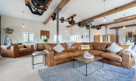 4 Bed in White Horse Common 1