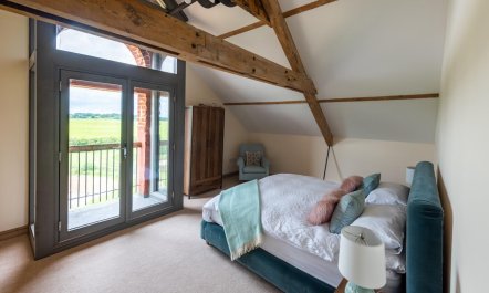 4 Bed in White Horse Common 9