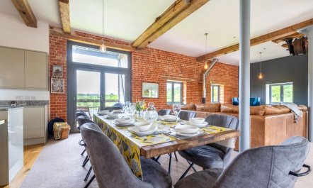 4 Bed in White Horse Common 2