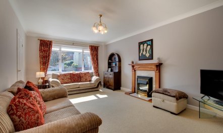 5 Bed in Limeslade 1