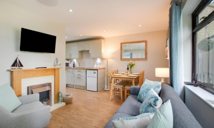 2 Bed in Weybourne 3