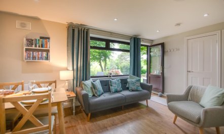 2 Bed in Weybourne 1