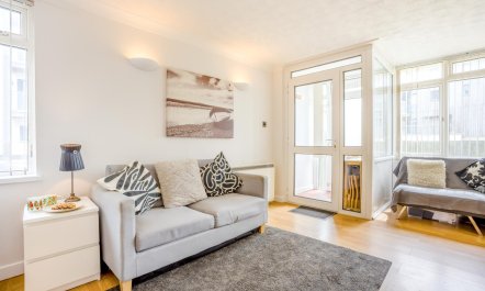 1 Bed in West Bay 7