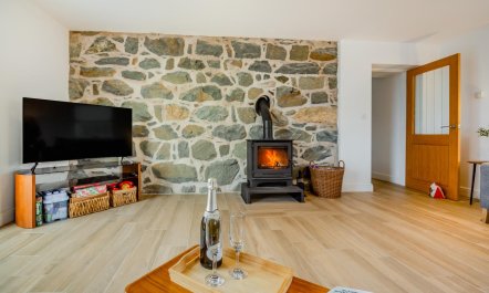 4 Bed in Rhoshirwaun 7