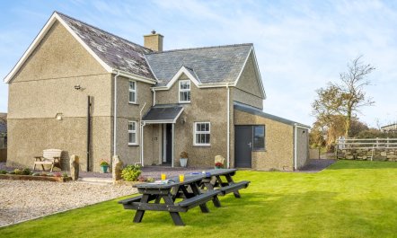 4 Bed in Rhoshirwaun 1