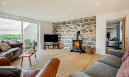 4 Bed in Rhoshirwaun 2