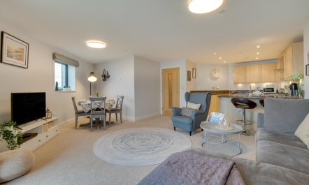 2 Bed in West Bay 6