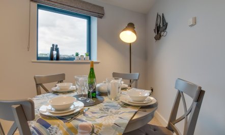 2 Bed in West Bay 7