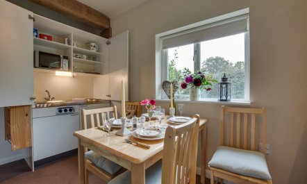 2 Bed in Wisborough Green 7