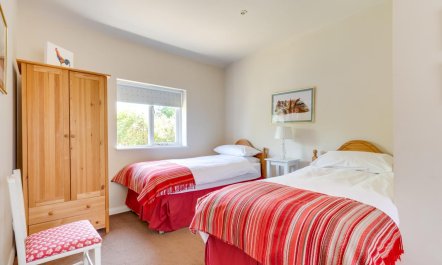 2 Bed in Wisborough Green 5