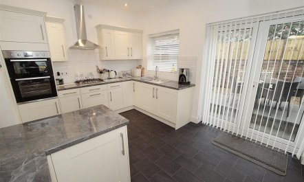4 Bed in Mumbles 7