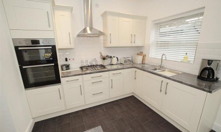 4 Bed in Mumbles 2