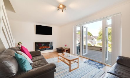 3 Bed in Borth-y-Gest 1