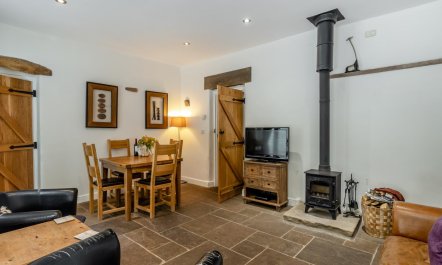 2 Bed in High Peak 3