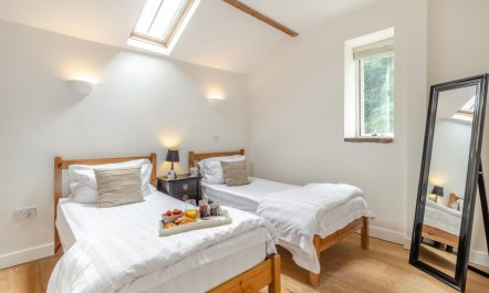 2 Bed in High Peak 9